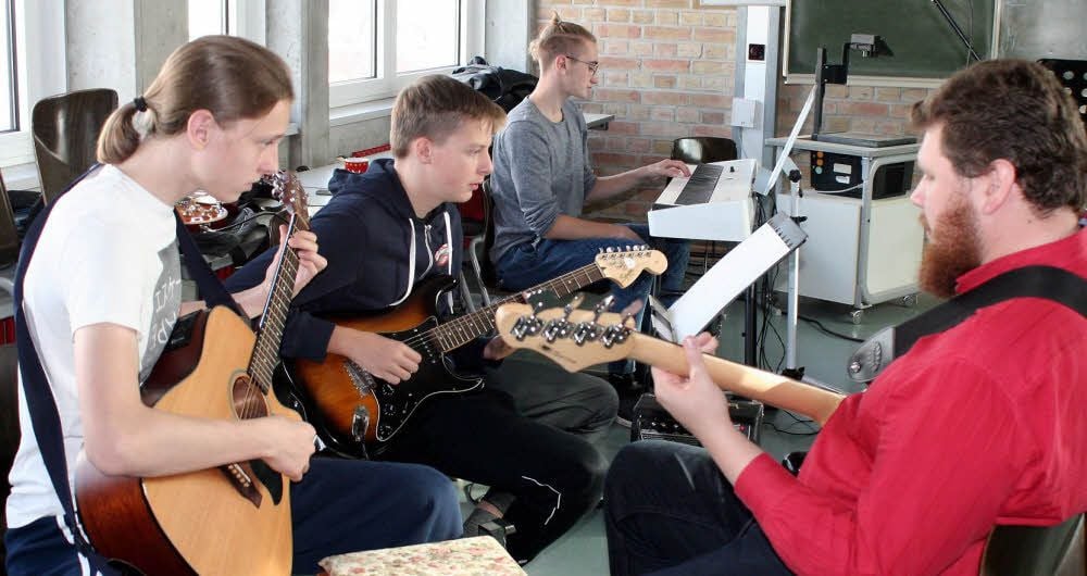 Hier findet sich eine Band (von links): Elias, Tim (beide Gitarre) und Carl (Keyboard) mit Referent Yevgeni Shtepa, der alles spielt, was Saiten hat.