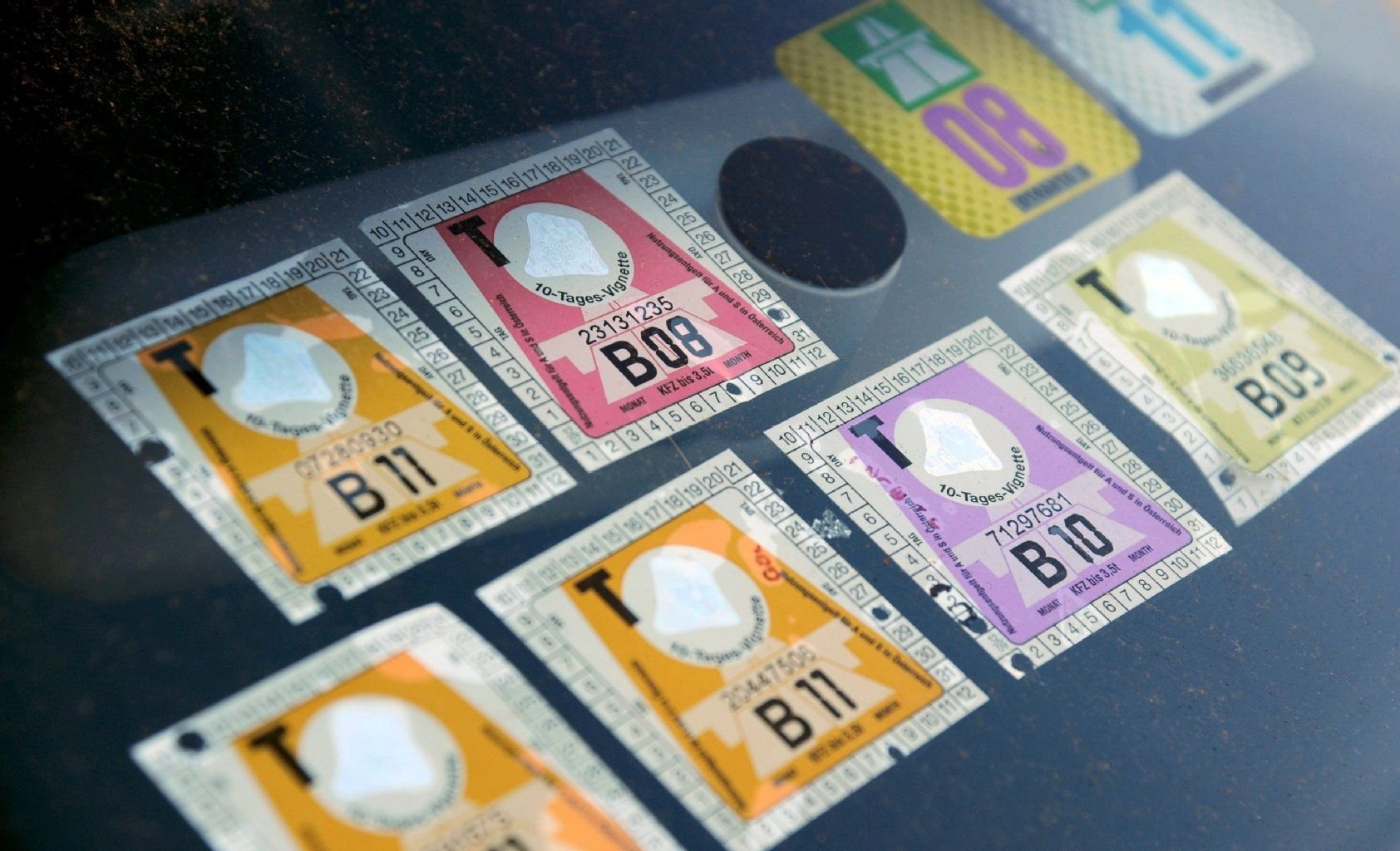 Verschiedene Autobahnvignetten. Autofahrer umkurven besonders gerne die Mautstrecken in Österreich und der Schweiz.