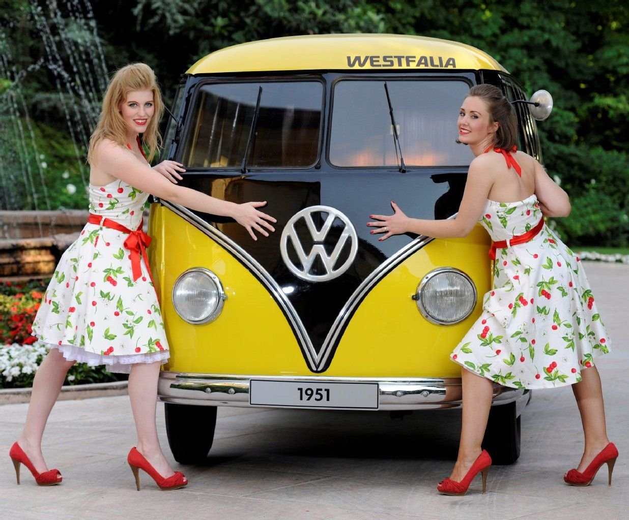 1950 liefen die ersten Bullis vom Band. Bereits 1951 gab es den Bus mit einer Campingbox von Westfalia. So entwickelte er sich schnell zum beliebten Reisemobil.