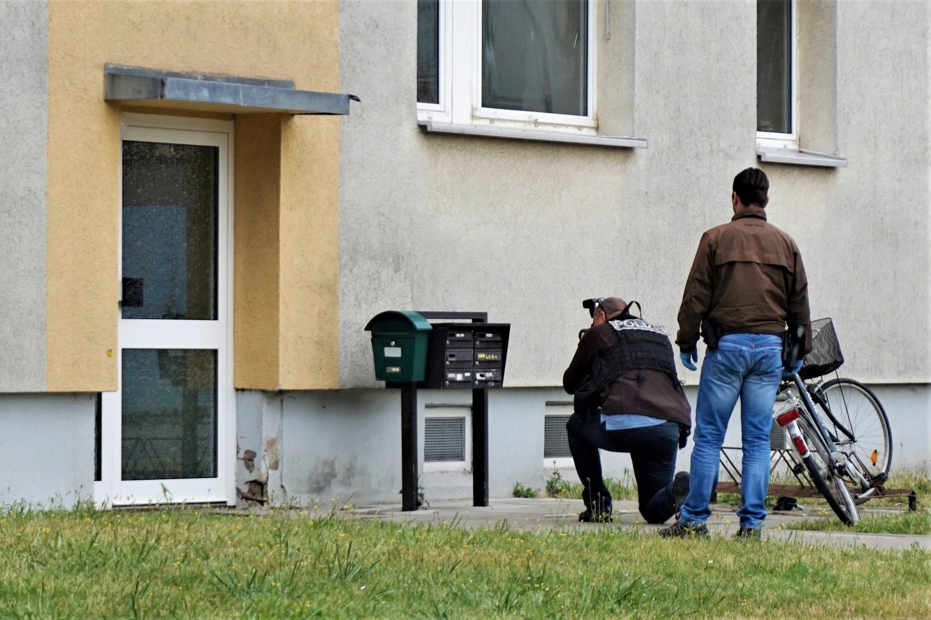 Die Spurensicherung der Kriminalpolizei vor Ort am Mehrfamilienhaus in Osterwieck.