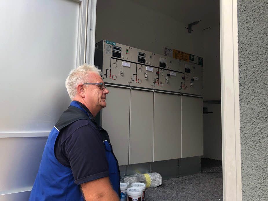 Netzmeister Mario Schmidt wirft einen Blick ins Innere der Station.