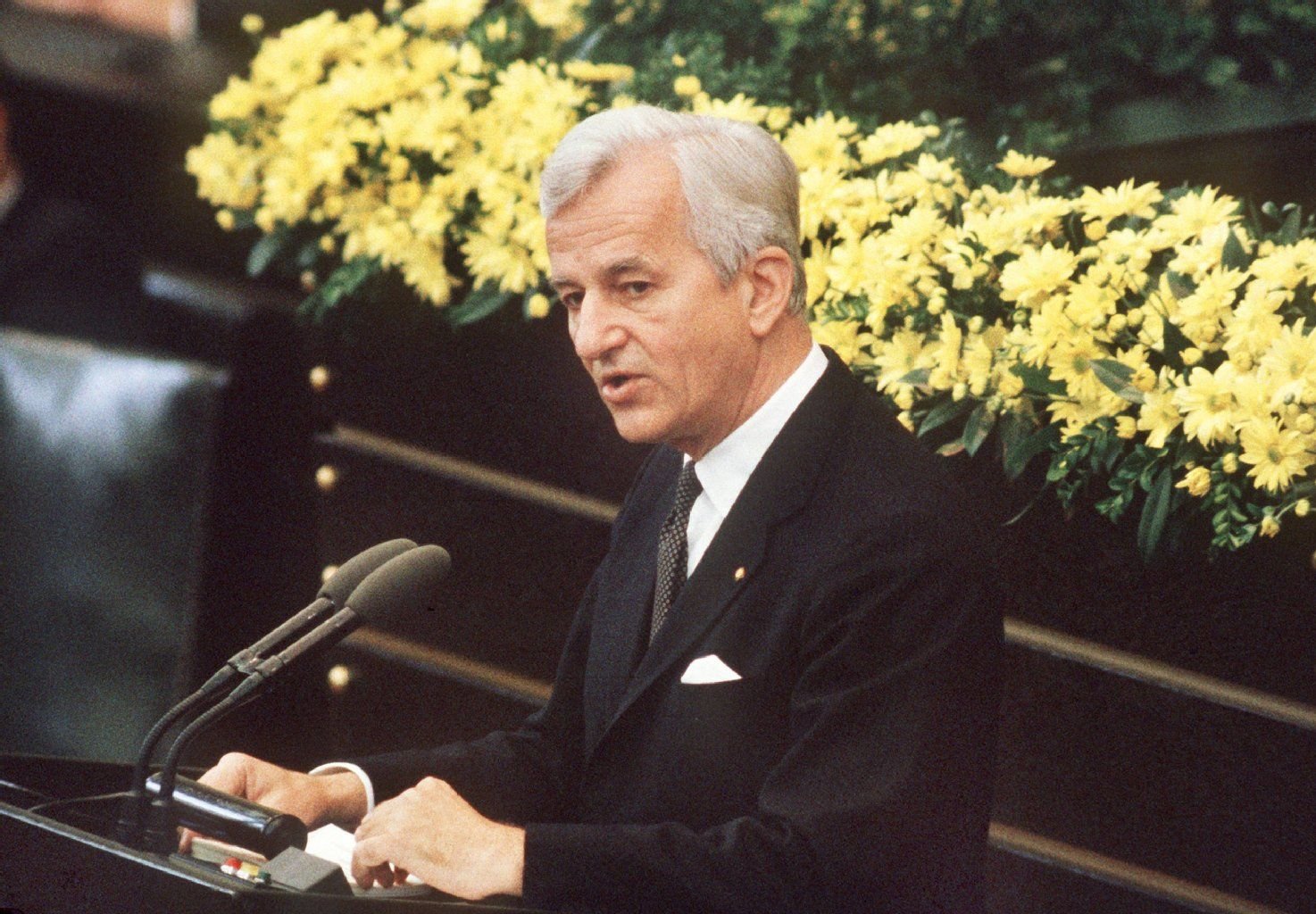 Bundespräsident Richard von Weizsäcker hält seine vielbeachtete Rede im Bonner Bundestag am 8.5.1985 während der Feierstunde zum Ende des 2. Weltkrieges vor 40 Jahren. Von Weizsäcker ist am Samstag im Alter von 94 Jahren gestorben. Politiker aller Parteien bekundeten ihr Beileid.