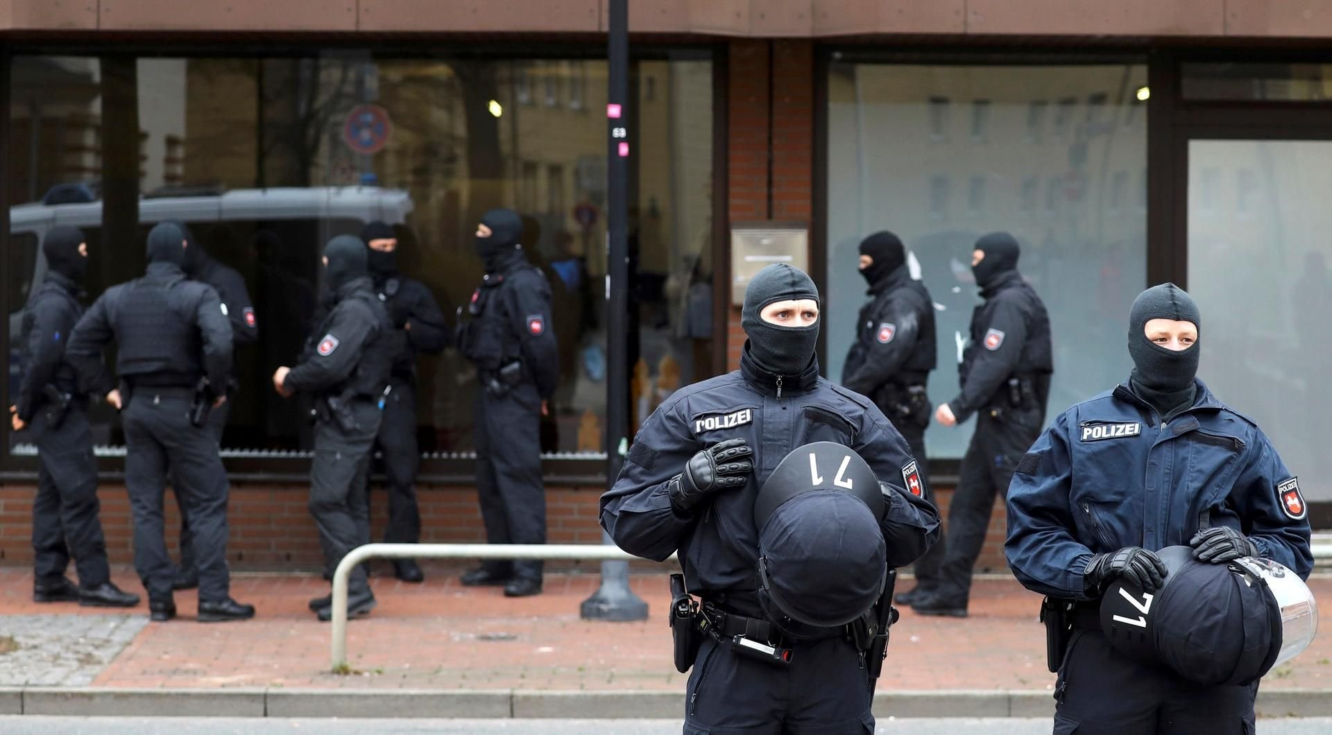 Hunderte Polizisten durchsuchten beim Einsatz in Hildesheim die Räume des Vereins.