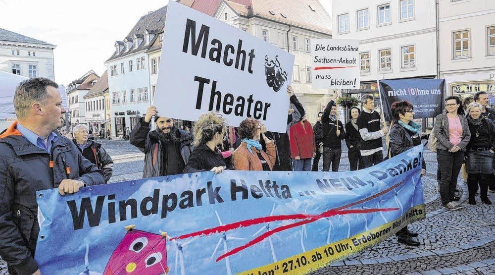 Eisleber Bürger demonstrierten für den Erhalt der Landesbühne und gegen den geplanten Windpark.
