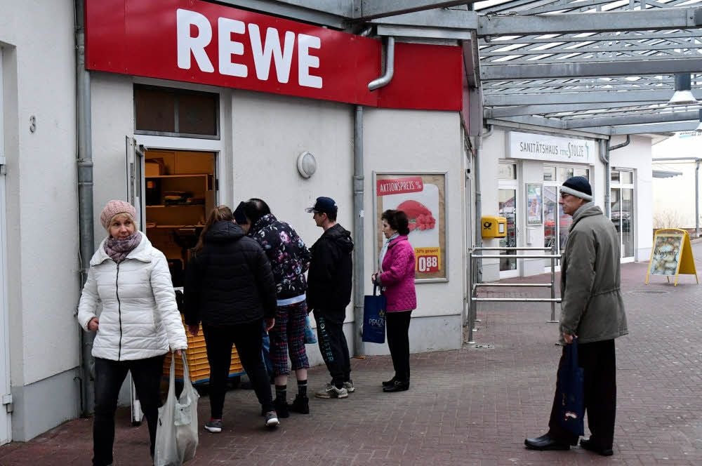 Notverkauf aus der Nebentür: Der Bäcker hat die Anwohner ringsum die Beuditz-Passage wenigstens mit Brötchen versorgt.