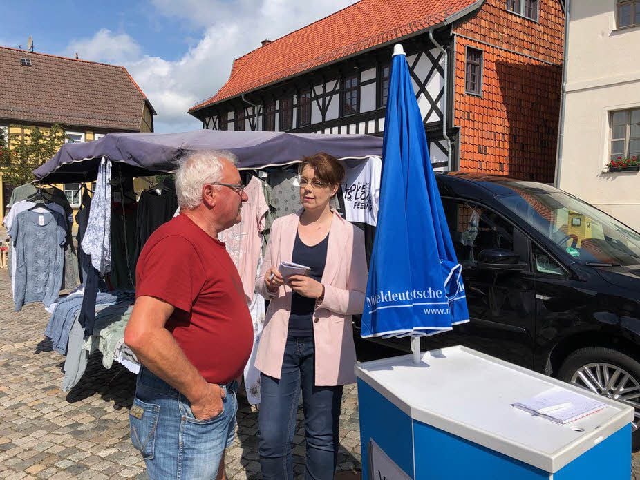 Am MZ-vor-Ort-Stand in Harzgerode ist Hans Eue im Gespräch mit Reporterin Rita Kunze.