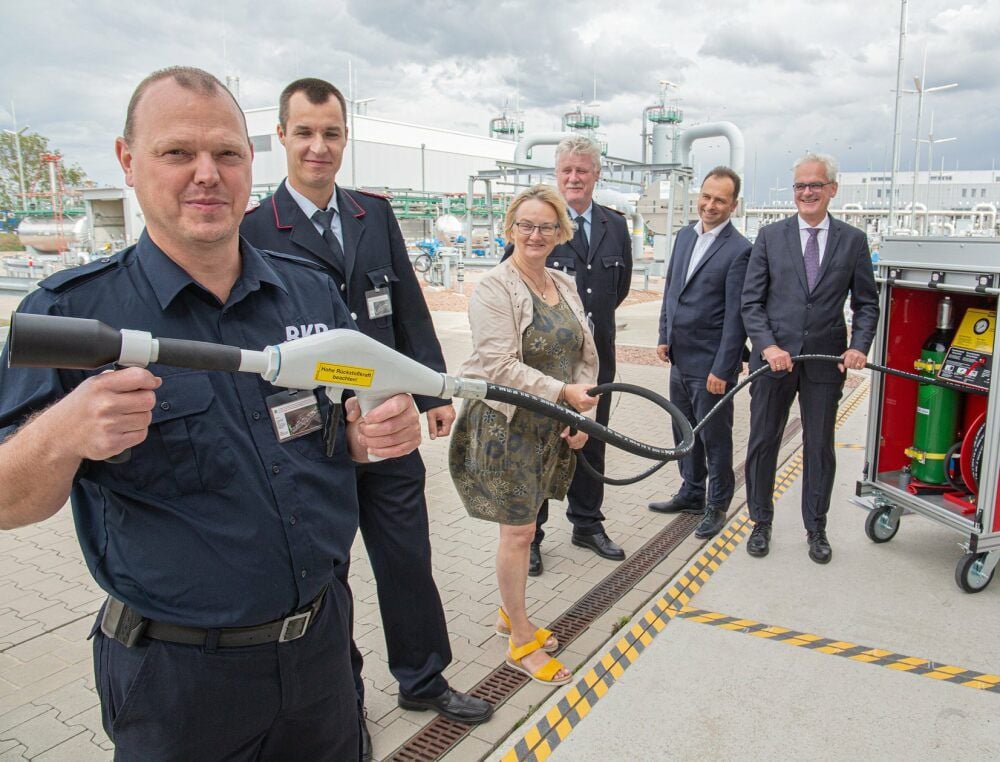 Der Peißener Ortswehrleiter Maik Hammermann (von links), Bernburgs Stadtwehrleiter Andreas Anton, Finanzdezernentin Silvia Ristow, Brandschutzleiter Frank Jäntsch und die Geschäftsführer der Erdgasspeicher Peißen GmbH, Ivan Skoryy und Stephan Dewald, stehen am neuen Löschcontainer.