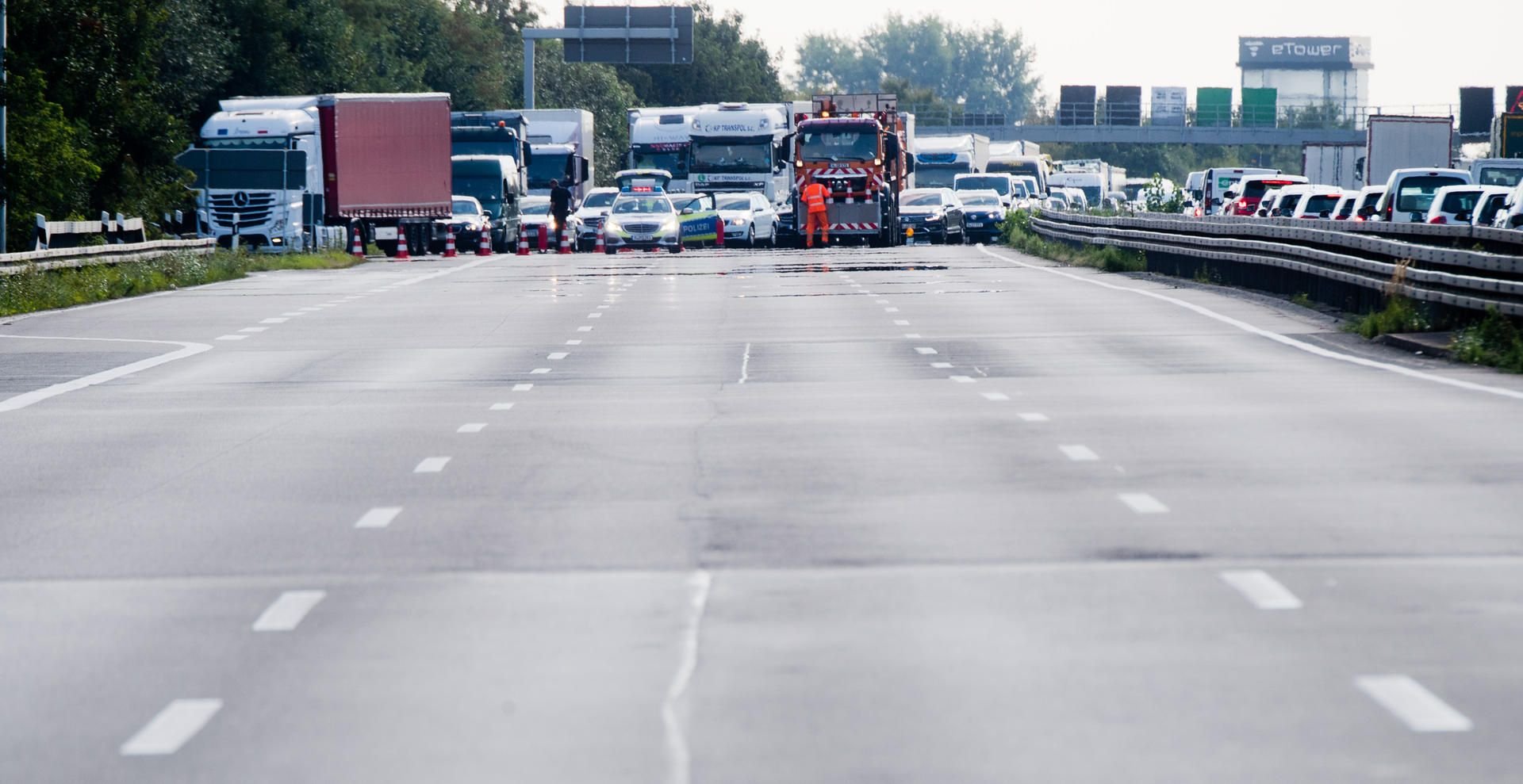 Autos und LKW werden nach einem Unfall von der gesperrten Autobahn A2 geleitet.