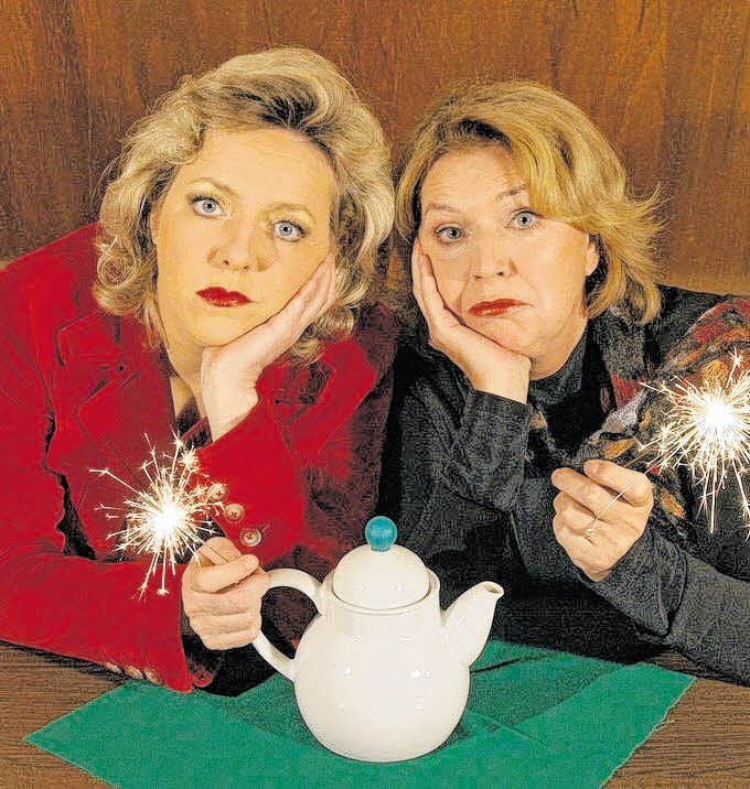 Die Kabarettistinnen Anke Geißler und Barbara Trommer treten in Bernburg auf.
