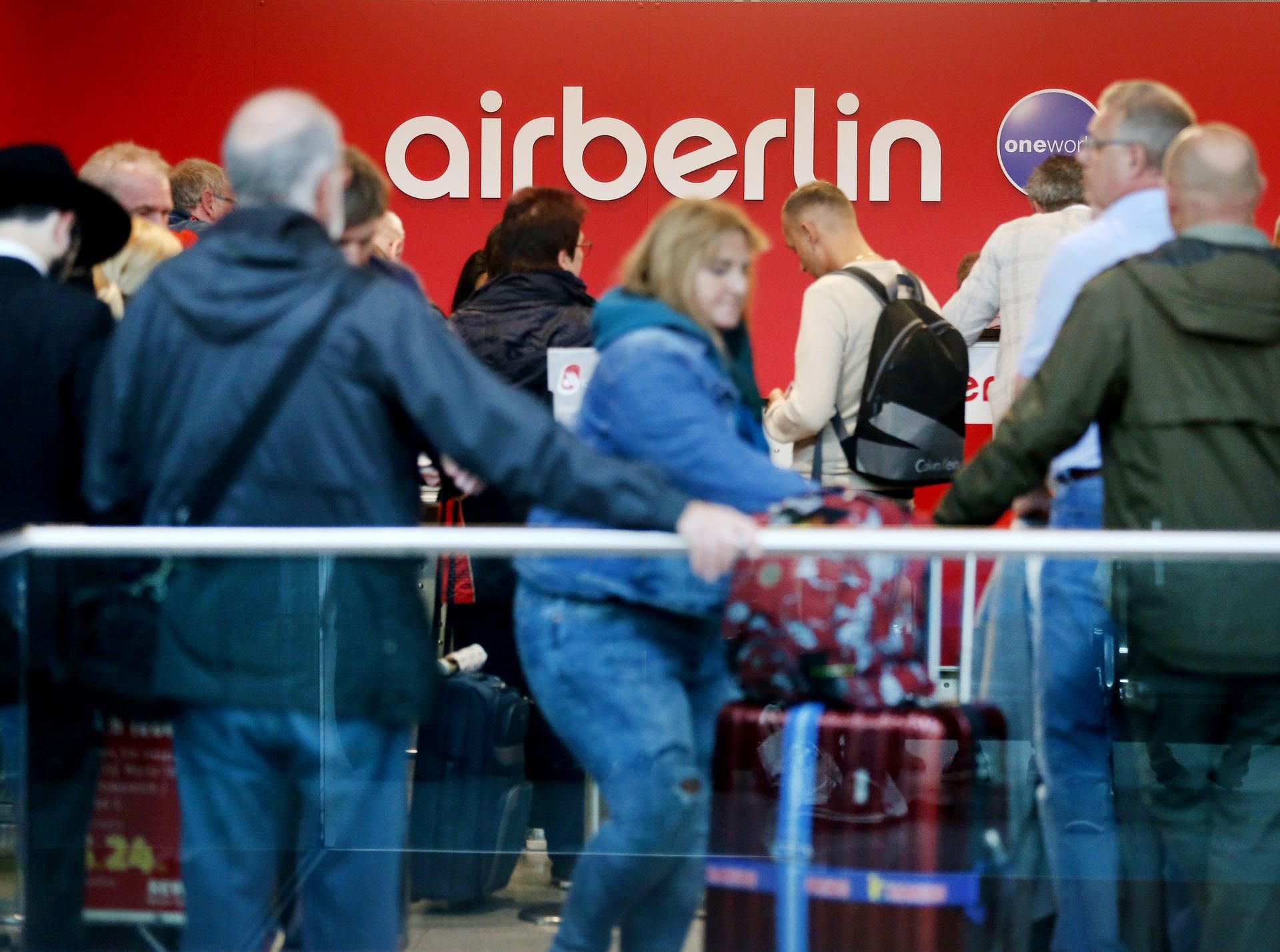 Am Schalter von Air Berlin warten am Flughafen Düsseldorf am Dienstag Reisende, deren Flüge von Air Berlin annuliert worden sind.