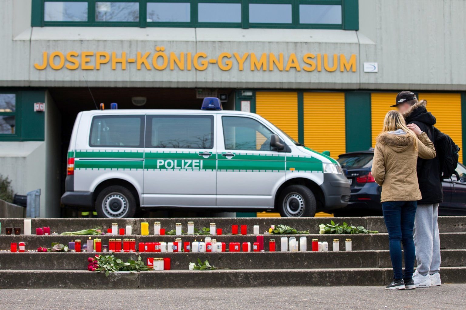 Vor dem Joseph-König-Gymnasium in Haltern am See haben die Menschen Kerzen aufgestellt. Beim Absturz der Germanwings-Maschine in Frankreich sind auch Schüler und Lehrer aus dem westfälischen Haltern verunglückt.