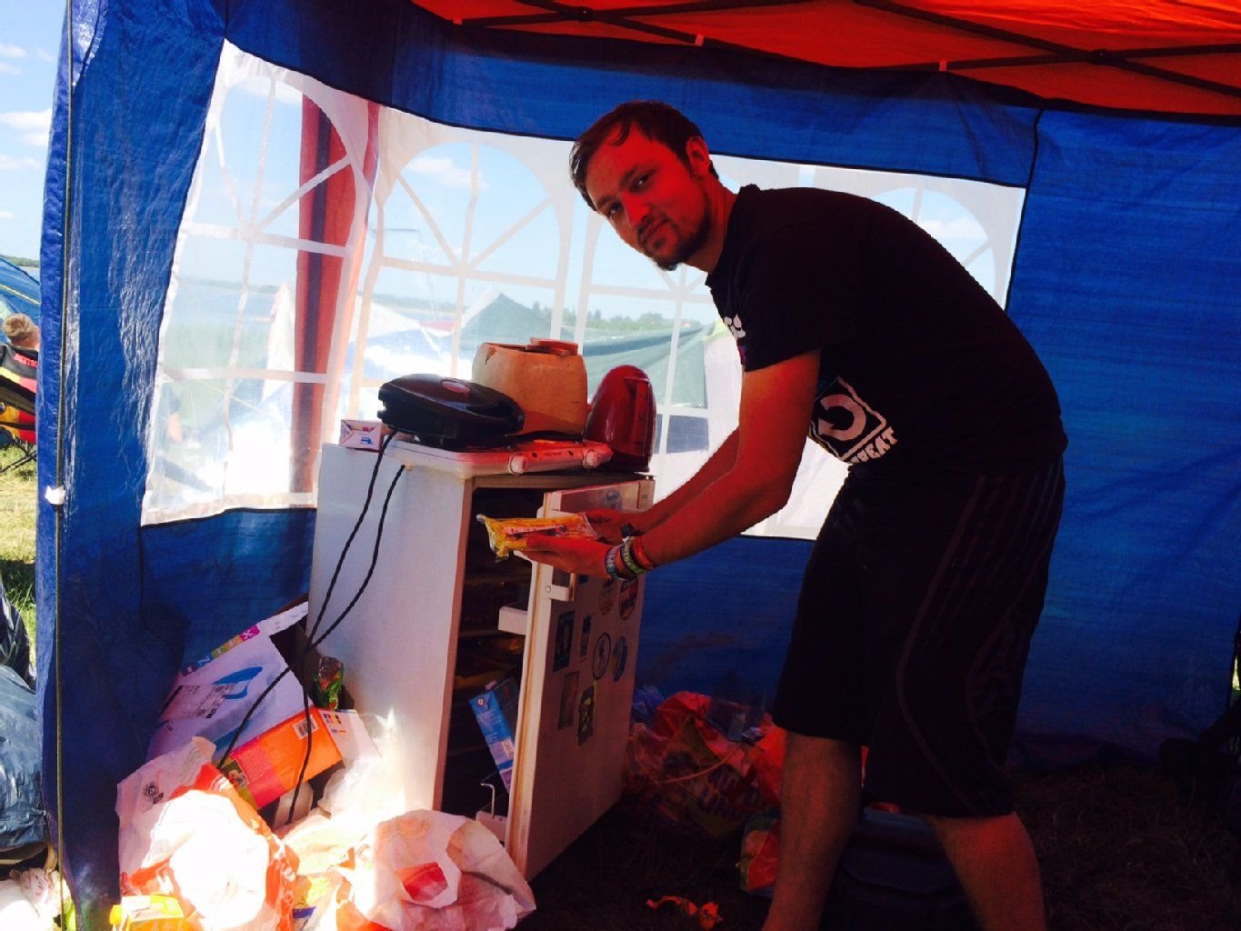 Wir haben Fleisch gegen Strom getauscht. Das packt Christoph in einen der beiden Kühlschränke.