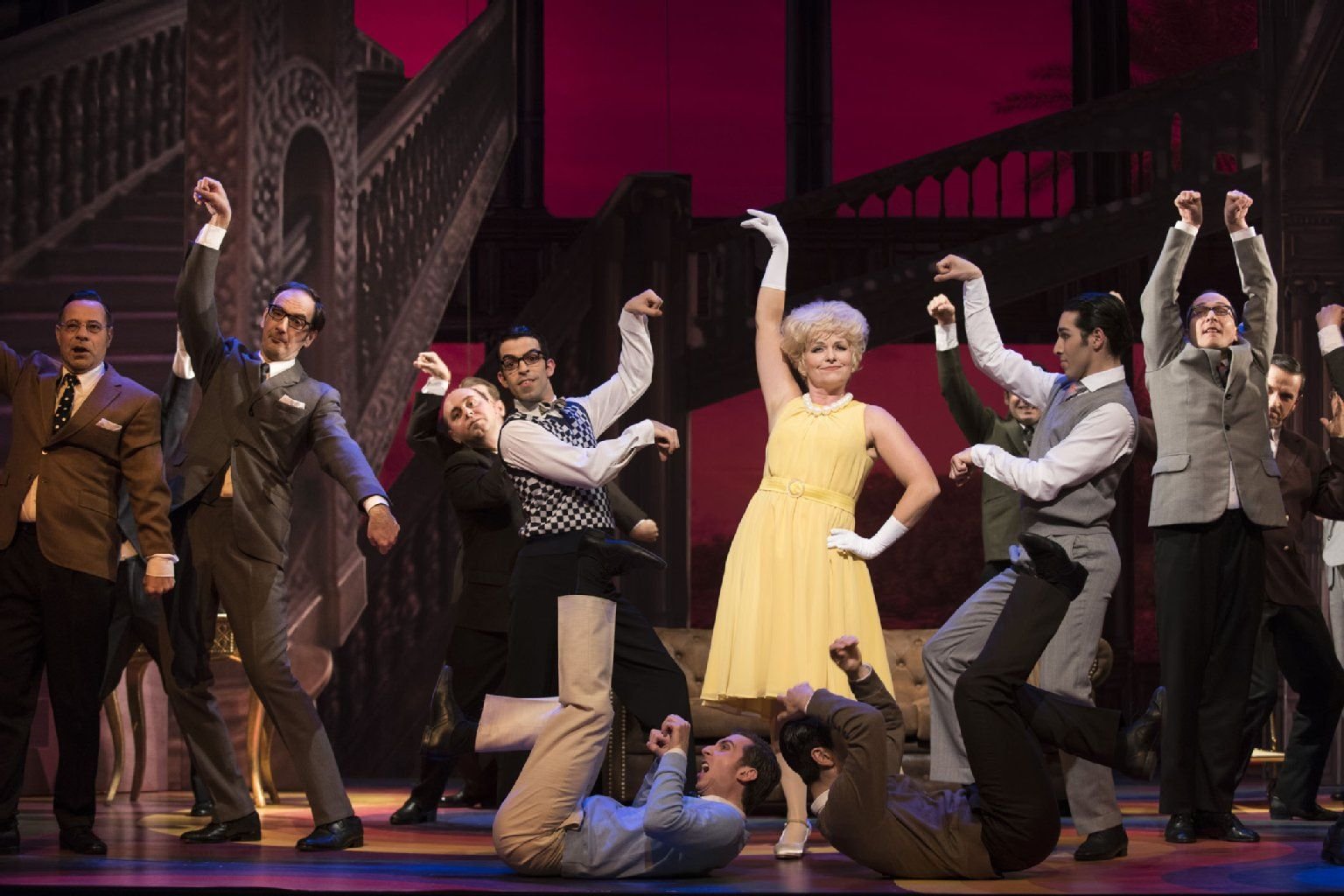 Elke Kottmair (Daisy) mit Tänzern und Sängern in einer Szene der Operette „Ball im Savoy“ am Opernhaus Halle