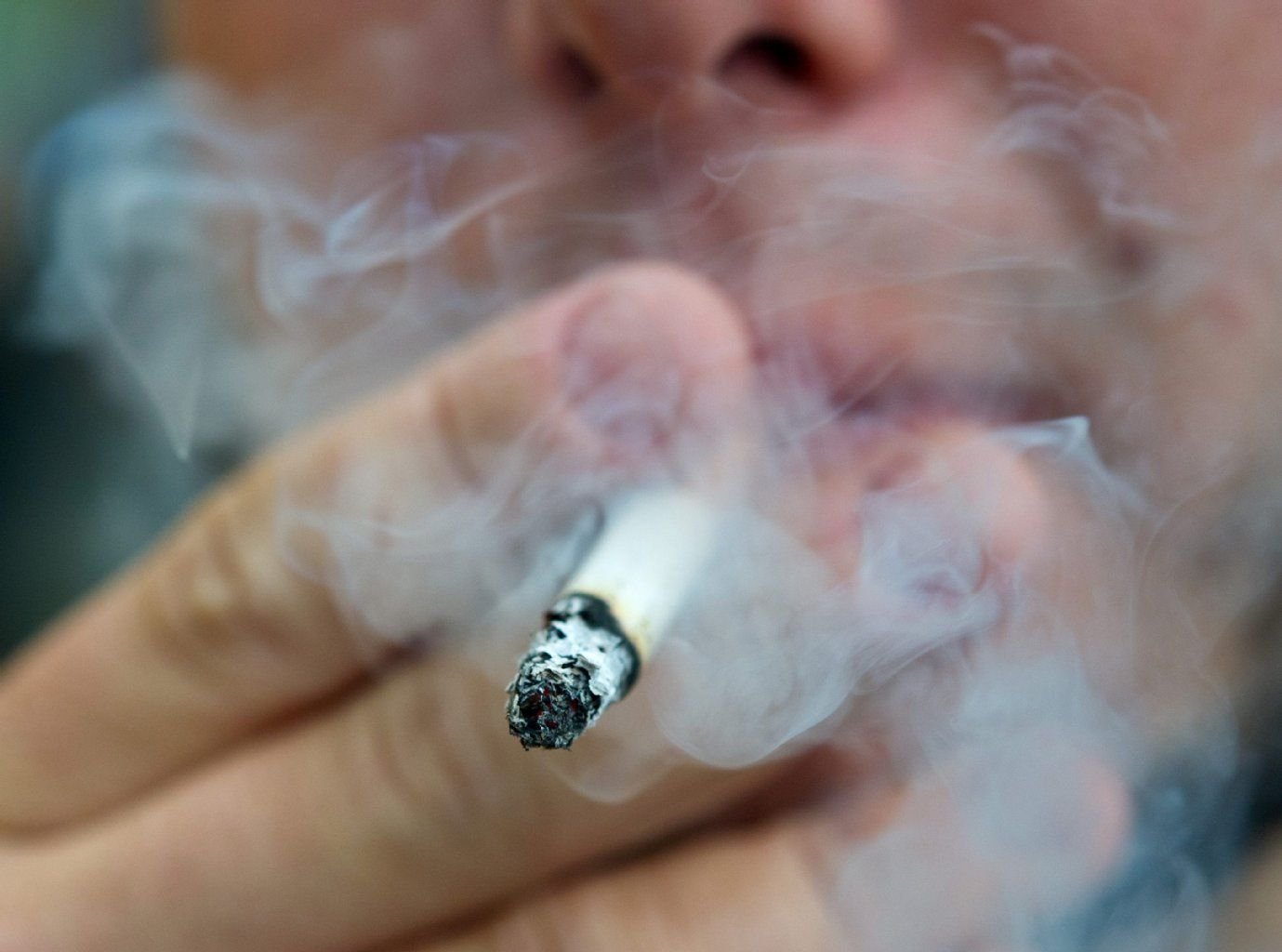 Normales Rauchen in den eigenen vier Wänden ist Privatsache und höchstrichterlich geschützte persönliche Freiheit. Anders sieht es bei exzessivem Rauchen aus - etwa wenn der Qualm in die Nachbarwohnungen zieht.