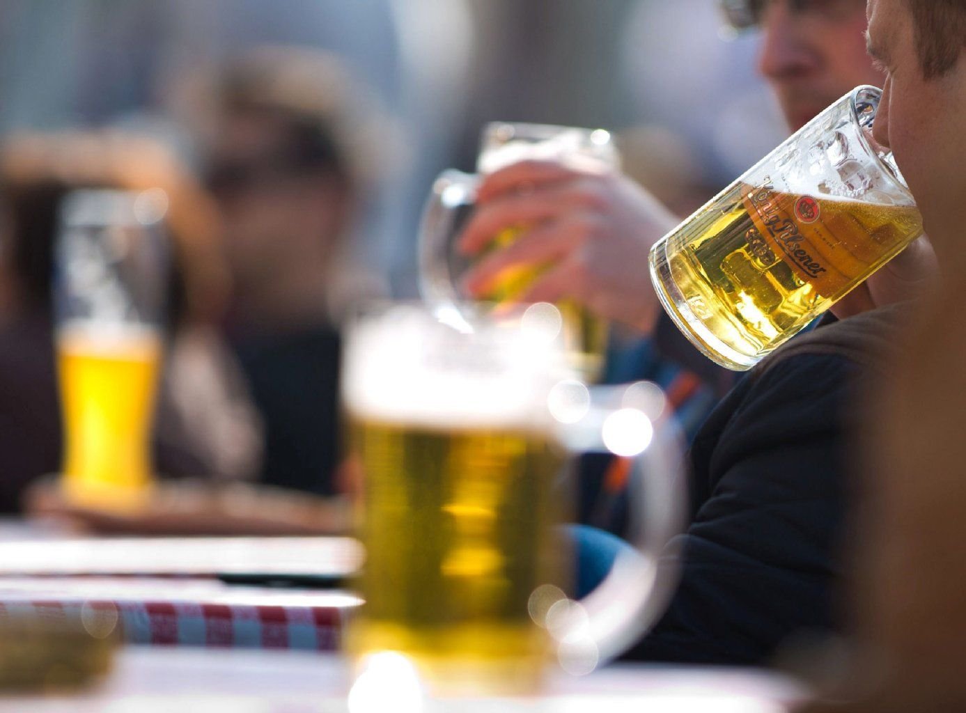 Wer bei spannenden Spielen Snacks in sich reinschaufelt und mit reichlich Bier herunterspült, darf sich nach der WM über zusätzliche Kilos nicht wundern.