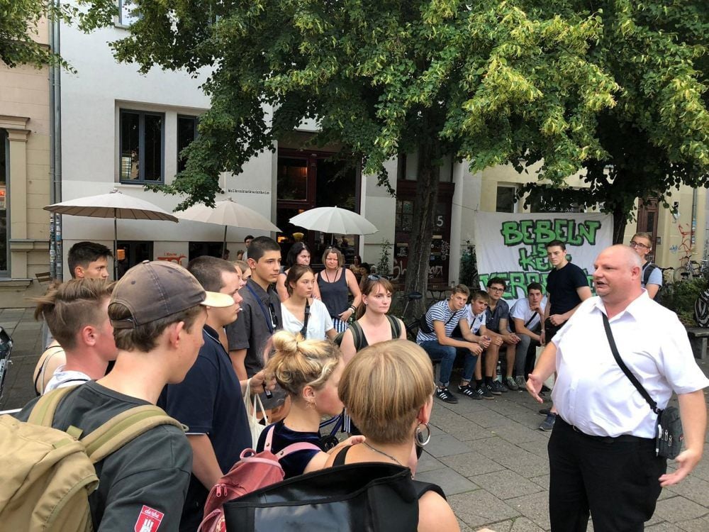 Während zur Versammlung im Puschkinsaal nur Anwohner zugelassen waren, kam unterdessen draußen auf dem August-Bebel-Platz OB-Kandidat Hendrik Lange (Linke) mit Jugendlichen ins Gespräch.