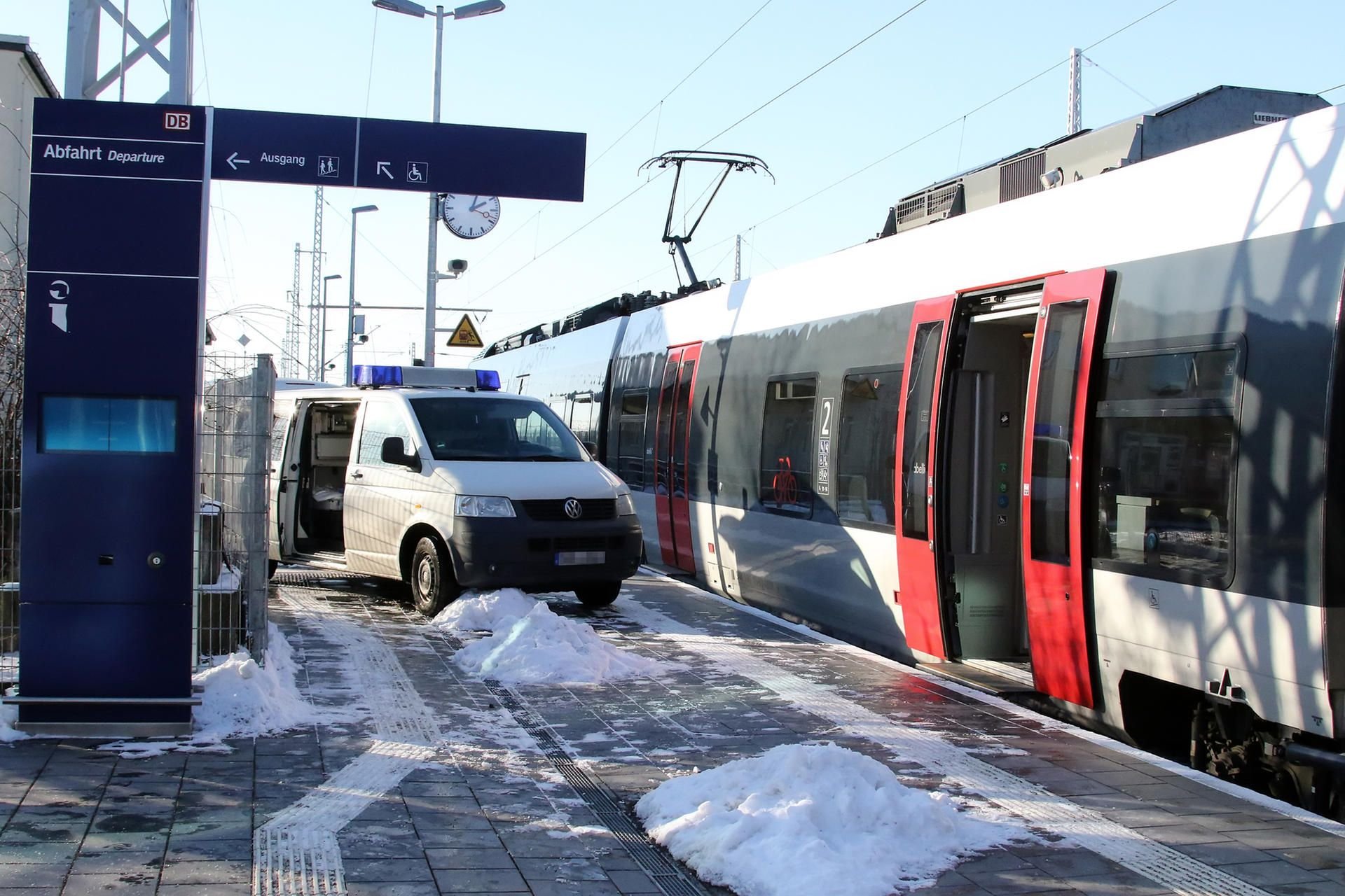Der Zug wurde auf dem Bahnhof Sangerhausen von der Kriminaltechnik untersucht.