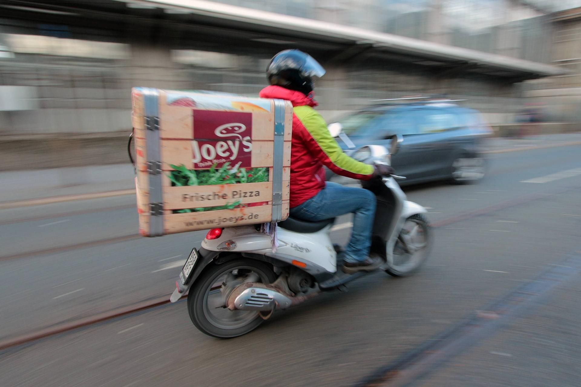 Ein Pizzabote.