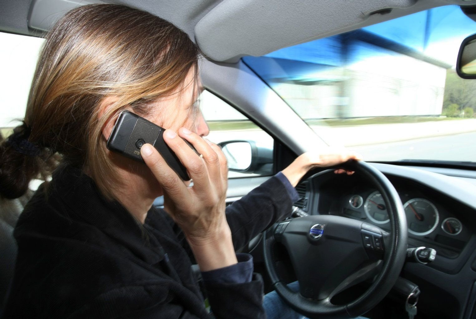 Wer am Steuer telefoniert, riskiert nicht nur ein Bußgeld – es droht auch ein Fahrverbot.