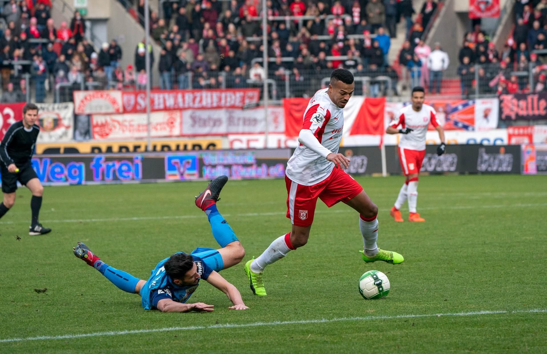 Mann des Spiels: Marvin Ajani (r.) nimmt Aalens Torben Rehfeldt den Ball ab und trifft zum 3:1.