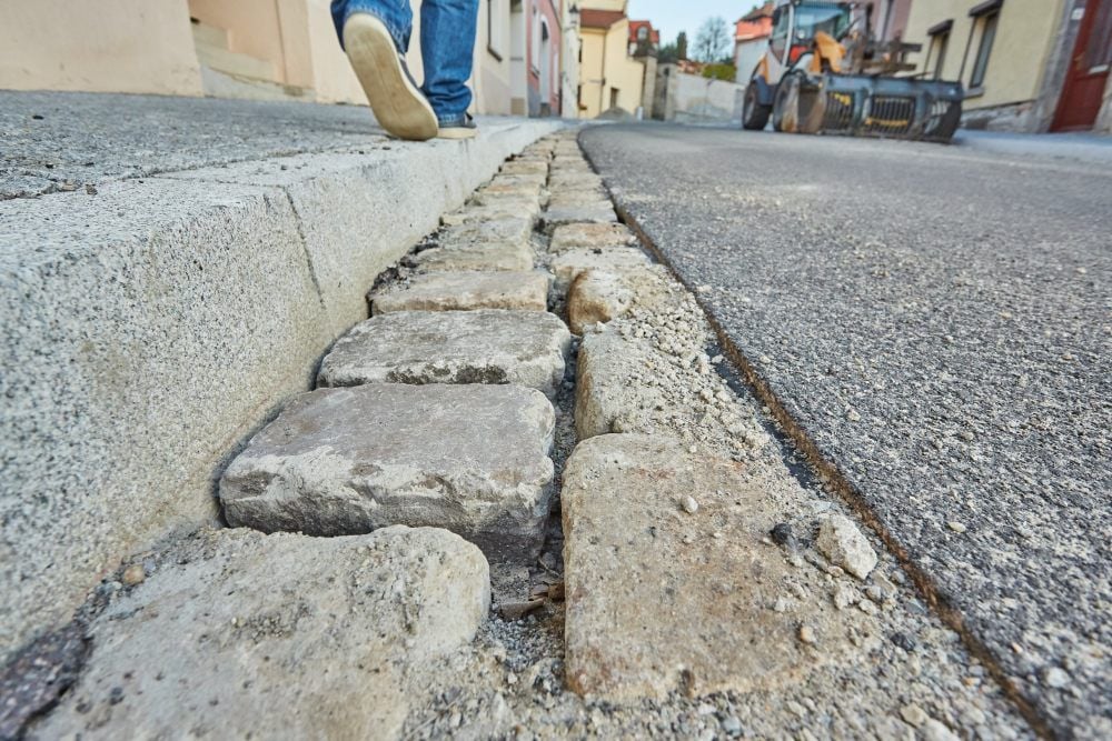 Das Pflaster ist größtenteils gesetzt auf dem Kugelweg. An einzelnen Stellen gibt es aber noch komplexe Probleme, die den Baufortschritt behindern.