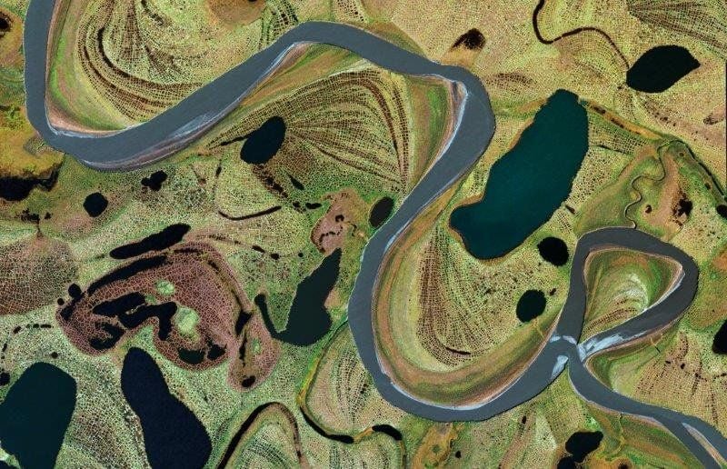 Über weite Bereiche ist Ostsibirien vom Permafrost geprägt, so auch im Delta der Jana, die hier in die Jana-Bucht mündet. Wie sehr der Frost die Gegend im Griff hat, zeigt sich auch daran, dass die Jana-Bucht bis zu neun Monaten im Jahr von Eis bedeckt ist. Die Strukturen der Netzböden und die zahlreichen Seen entstehen beim wiederholten Gefrieren und Auftauen der Tundra.