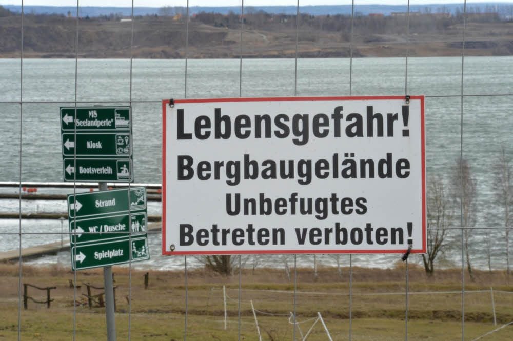Seit fast zehn Jahren ist der Strand vor Schadeleben gesperrt. 2009 waren viereinhalb Millionen Kubikmeter Erde in den See gerutscht. Die Verdichtungsarbeiten am gegenüberliegenden Ostufer laufen seit 2015.