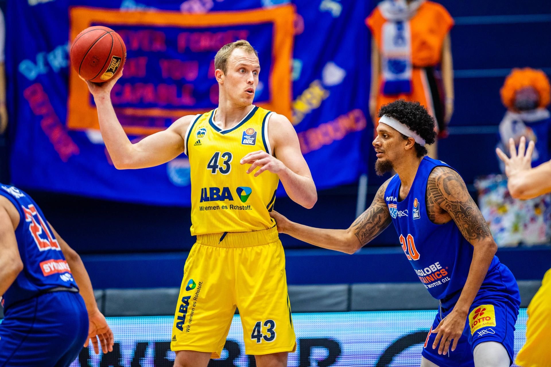 Berlins Luke Sikma (l.) wird von MBC-Profi Deron Washington verteidigt.