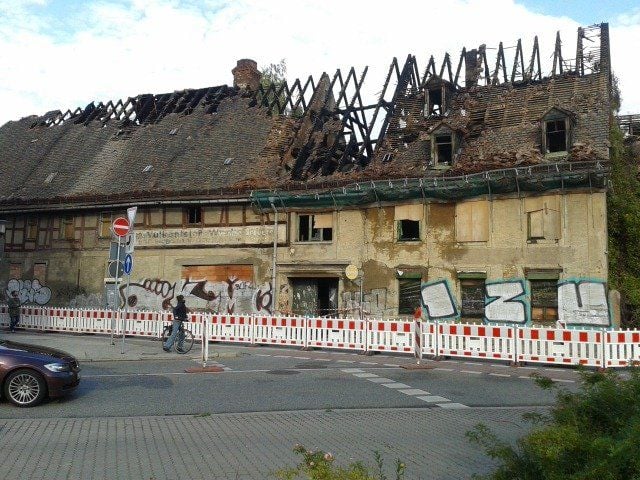 Blick auf die Brandruine. An der Schwemme bleibt vorerst gesperrt.