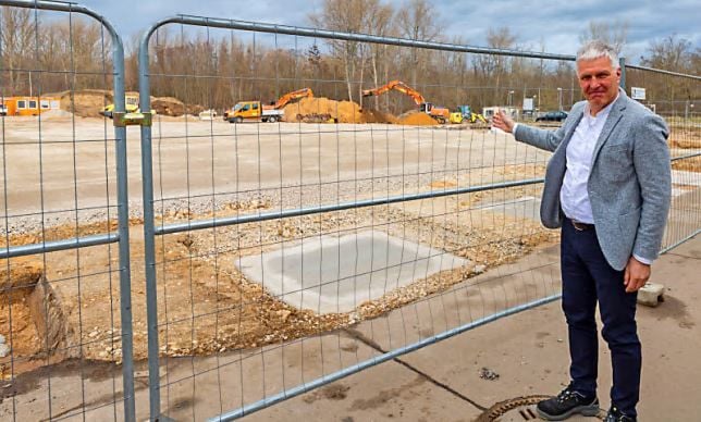 Der Hohenmölsener Werksleiter Thomas Schneiderheinze zeigt, wo auf dem Agco-Areal die neue Lackierhalle und Logistikzentrum entstehen sollen.