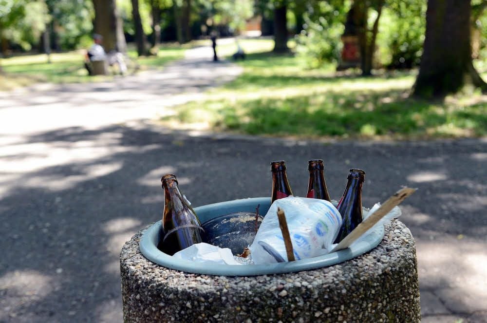 Bierflaschen, Scherben und Müll gehören tagtäglich zum Bild im Goethepark. Auch hier kann laut Stadt nichts gegen Alkoholkonsum getan werden.