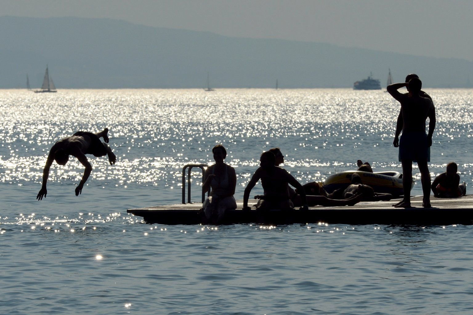 Menschen beim Baden am Bodensee: Auch hier kam es in der Ferienzeit häufiger zu tödlichen Badeunfällen.