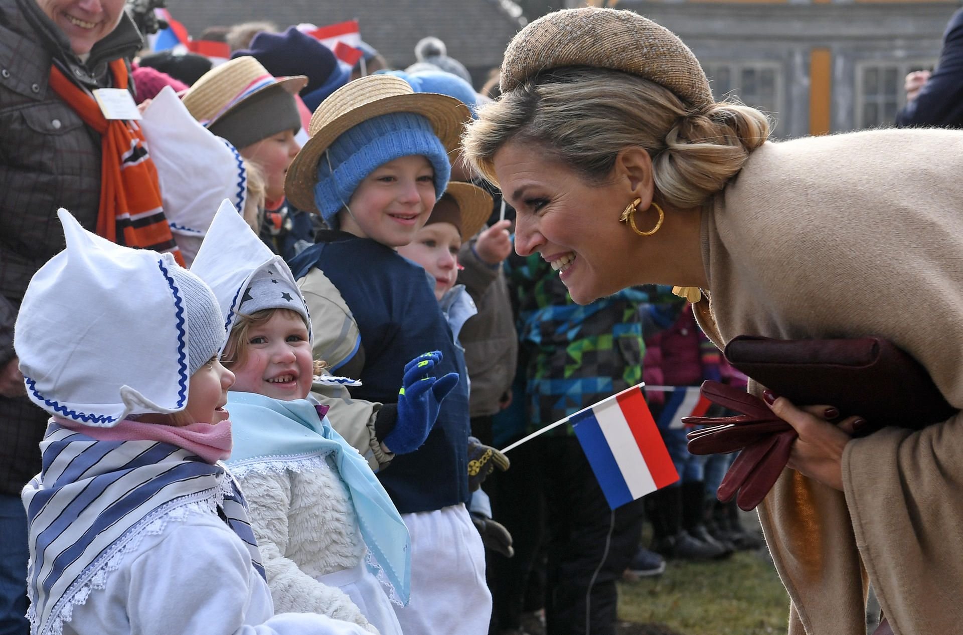 Herzlicher Empfang: Am Schloss Oranienbaum wurden Königin Máxima von Kindergartenkindern empfangen.