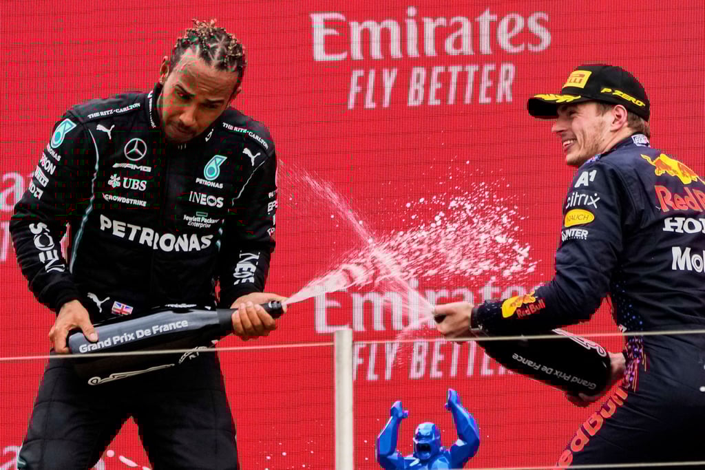 Lewis Hamilton (l) und Max Verstappen liefern sich einen Zweikampf an der Spitze der WM-Wertung.