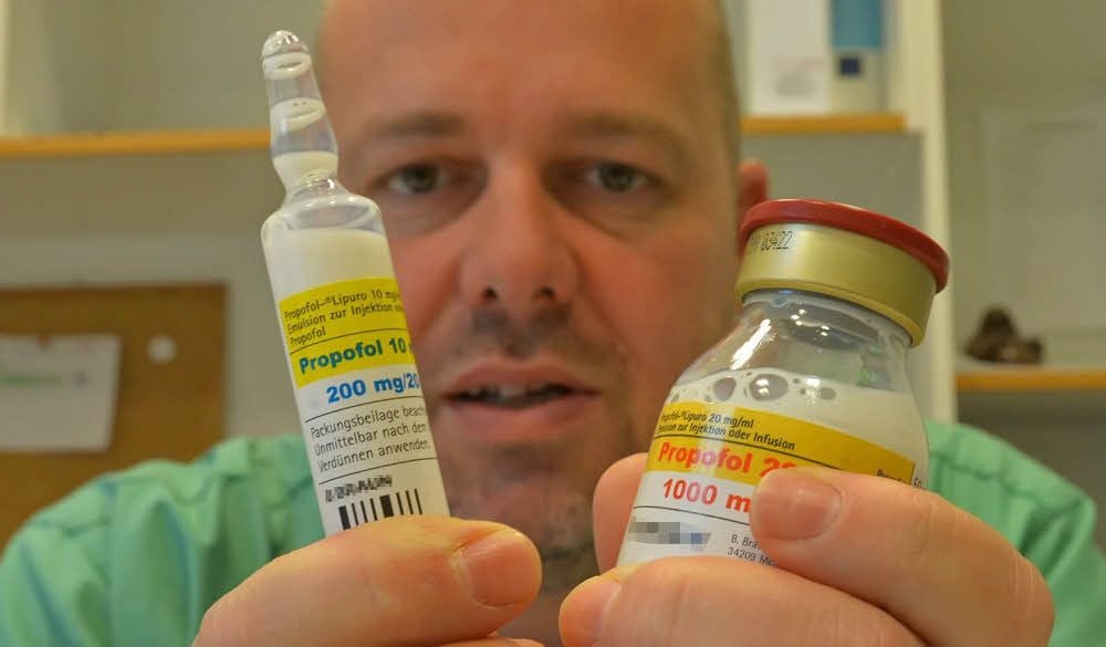 Der leitende Oberarzt Jörn Duwenkamp zeigt das Medikament Propofol, das in Magdeburg für Aufregung gesorgt hat.