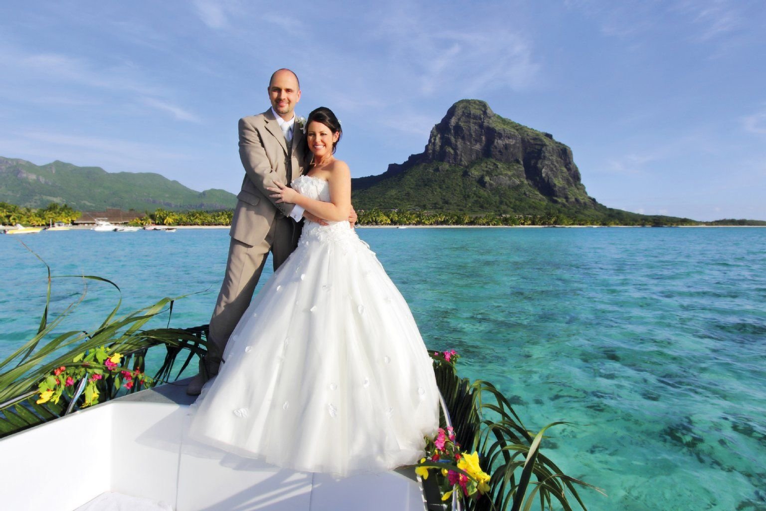Grandiose Kulisse für das Hochzeitsfoto. Wer im Ausland - wie hier auf Mauritius - heiraten möchte, muss sich vorher gut über die Bedingungen informieren.