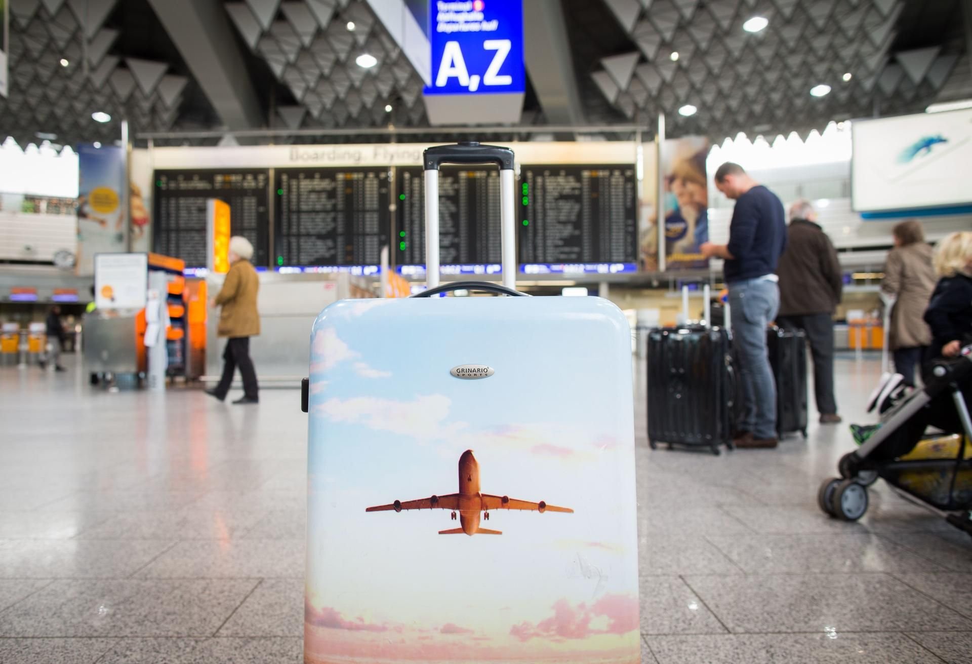 Und Abflug? Vor dem Urlaub müssen Passagiere einige Prozeduren am Flughafen durchstehen. In der Ferienzeit wird es besonders voll.