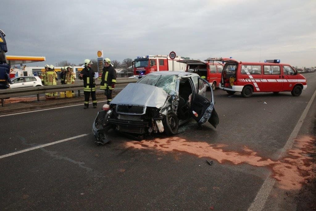 Das Wrack eines bei dem Unfall auf der B100 Richtung Halle zerstörter Skoda Fabia steht auf der Straße.
