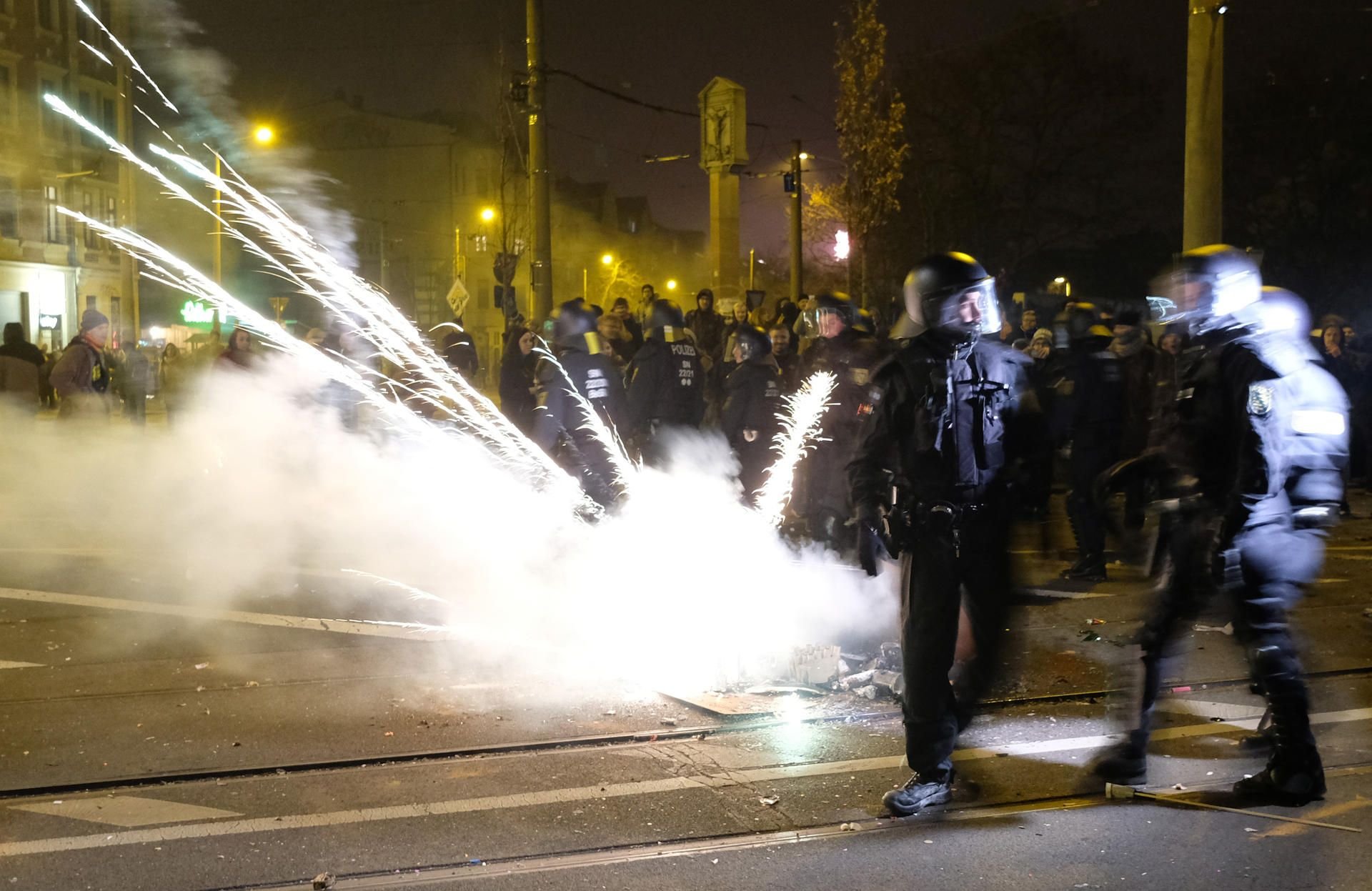 In der Neujahrsnacht ist es am Connewitzer Kreuz in Leipzig zu Zusammenstößen zwischen Linksautonomen und der Polizei gekommen.