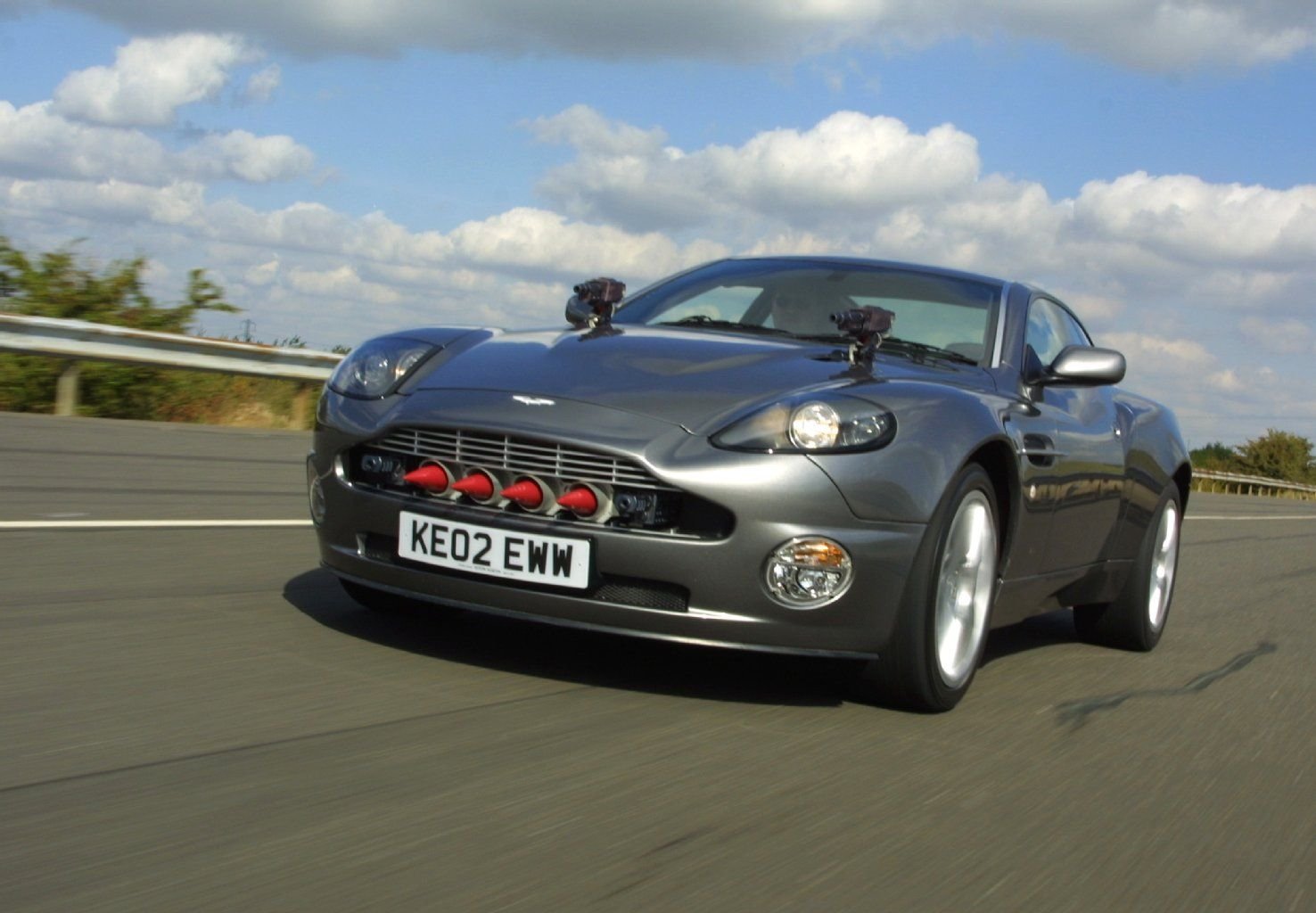 Der Aston Martin V12 Vanquish aus „Stirb an einem anderen Tag“ ist vorne mit Maschinengewehren und einem Raketenwerfer ausgestattet.