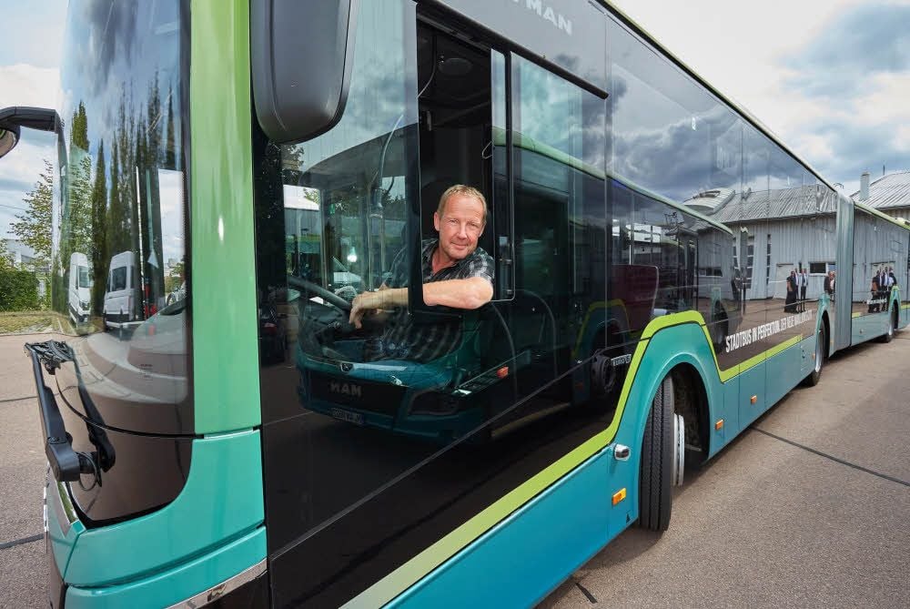 Thorsten Scholz am Steuer eines modernen Hybrid-Busses, der auch in wenigen Wochen auf den Straßen in der Region unterwegs sein wird.