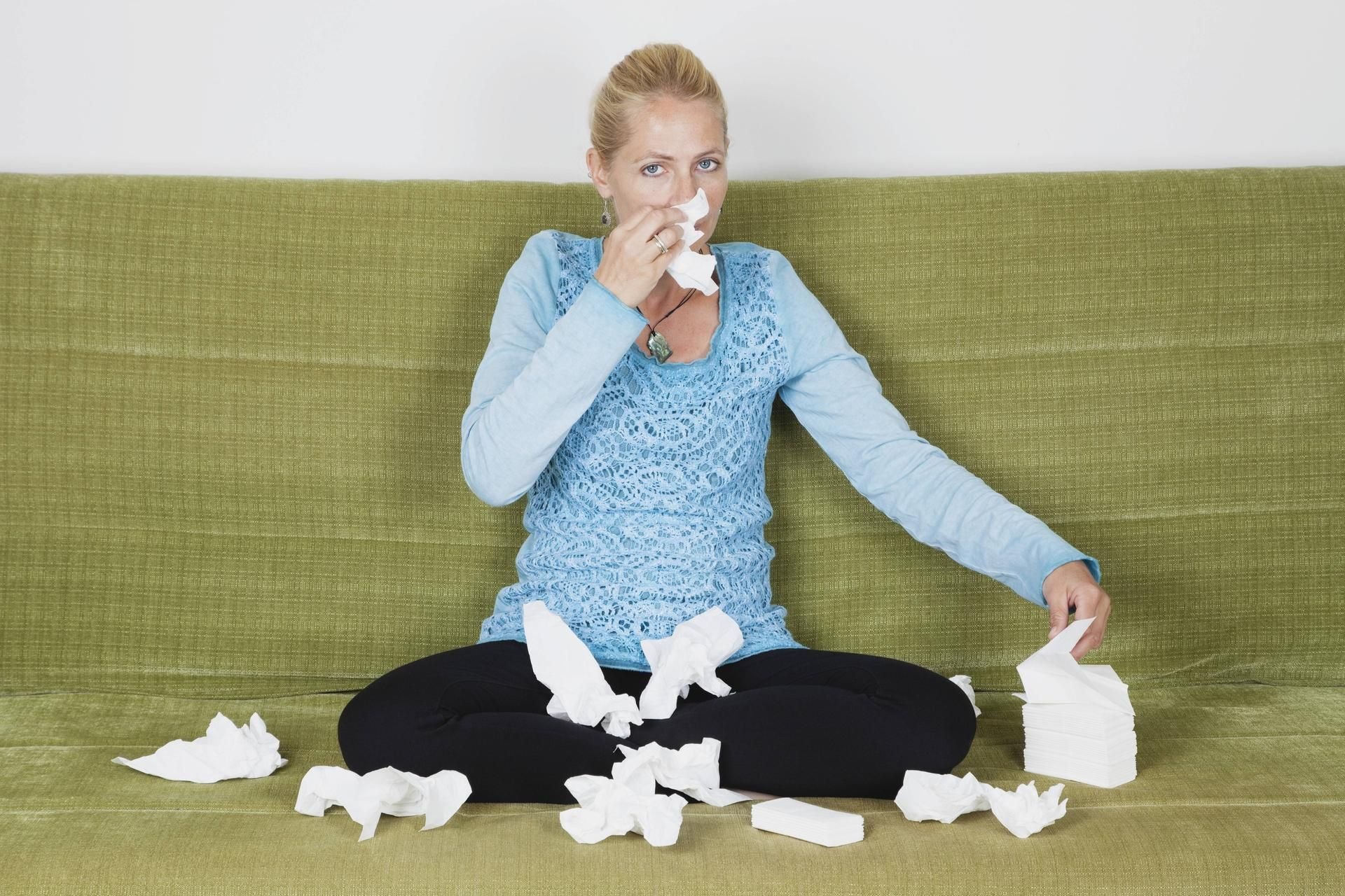 In einem benutzten Taschentuch können Rhinoviren bis zu 24 Stunden überleben.