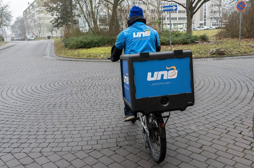 Ein Pizzabote liefert aus.