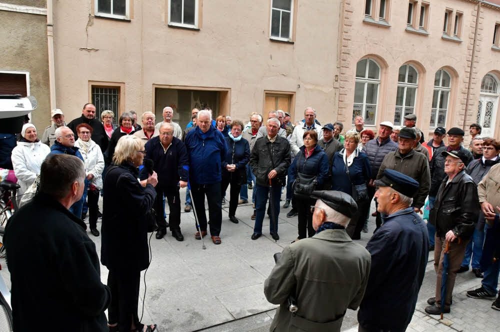 Rechtsanwältin Anke Thies (2. von links/vorn) spricht über die verfahrene Abwasser-Lage in Weißenfels.