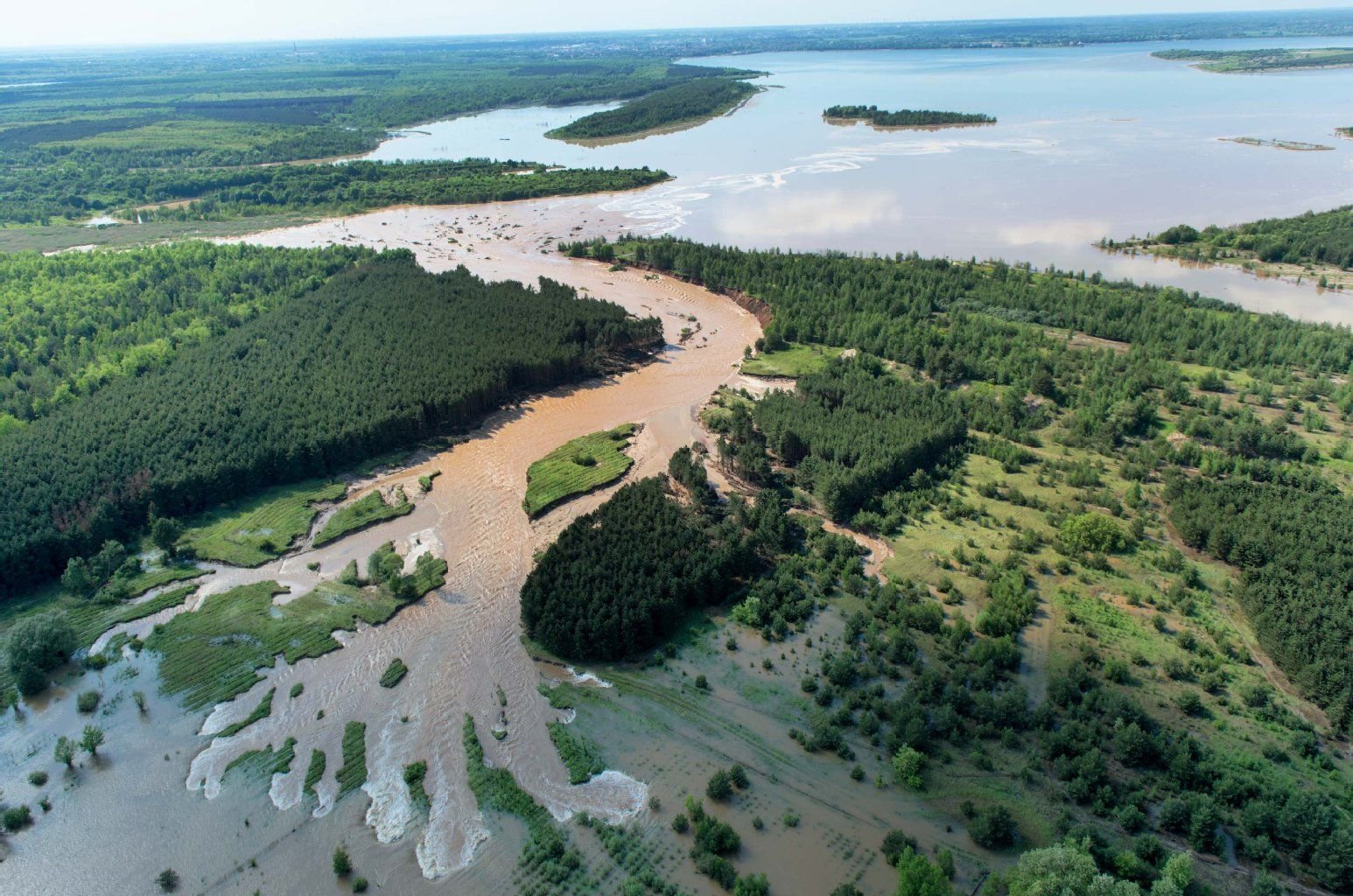 Hochwasser an der Mulde: Wasser strömt aus dem Seelhausener See in den Goitzsche-See bei Bitterfeld-Wolfen.