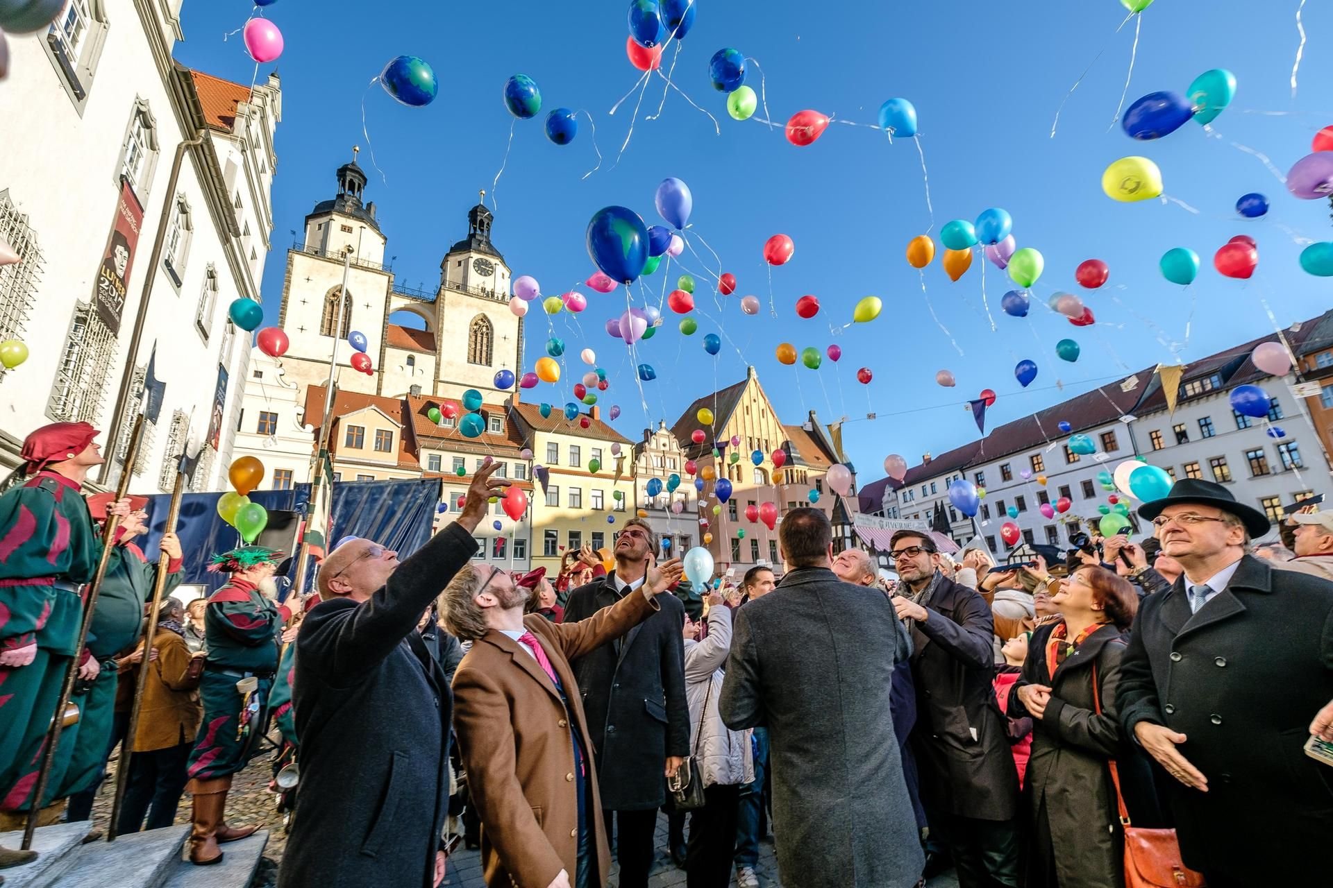 500 Luftballons sind am 31. Oktober 2016 auf dem Marktplatz in Wittenberg gestartet - als Willkommensbotschaft für das Jubiläumsjahr.
