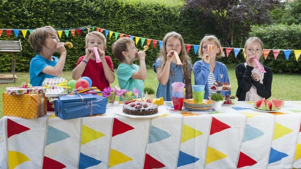 Bei Kindergeburtstagen ist weniger oft mehr: Simple Tröten können lustiger sein als ein Besuch im Freizeitpark.