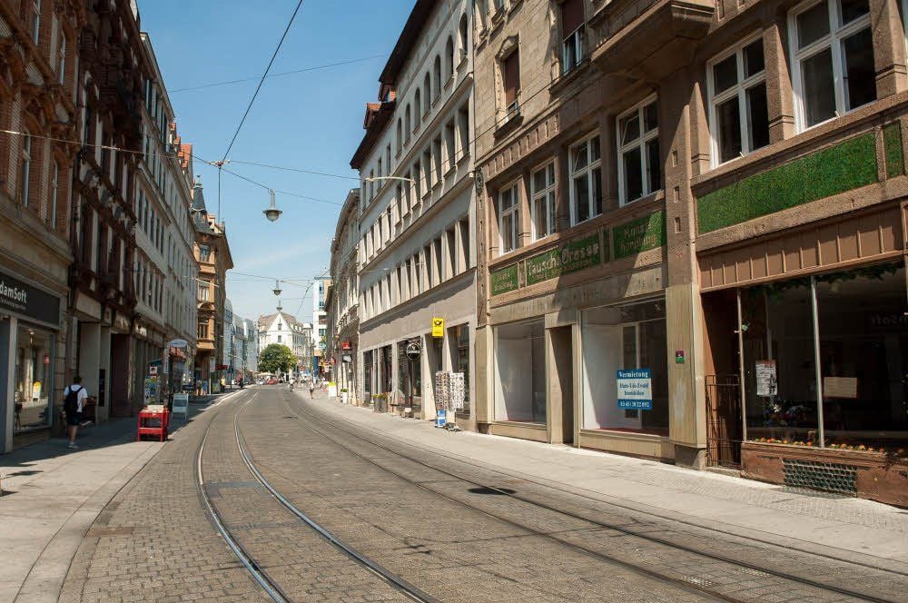 Zu vermieten: Rund ein Viertel der Geschäfte auf der Großen Ulrichstraße steht derzeit leer. Die Händler sehen die Entwicklung mit Sorge.