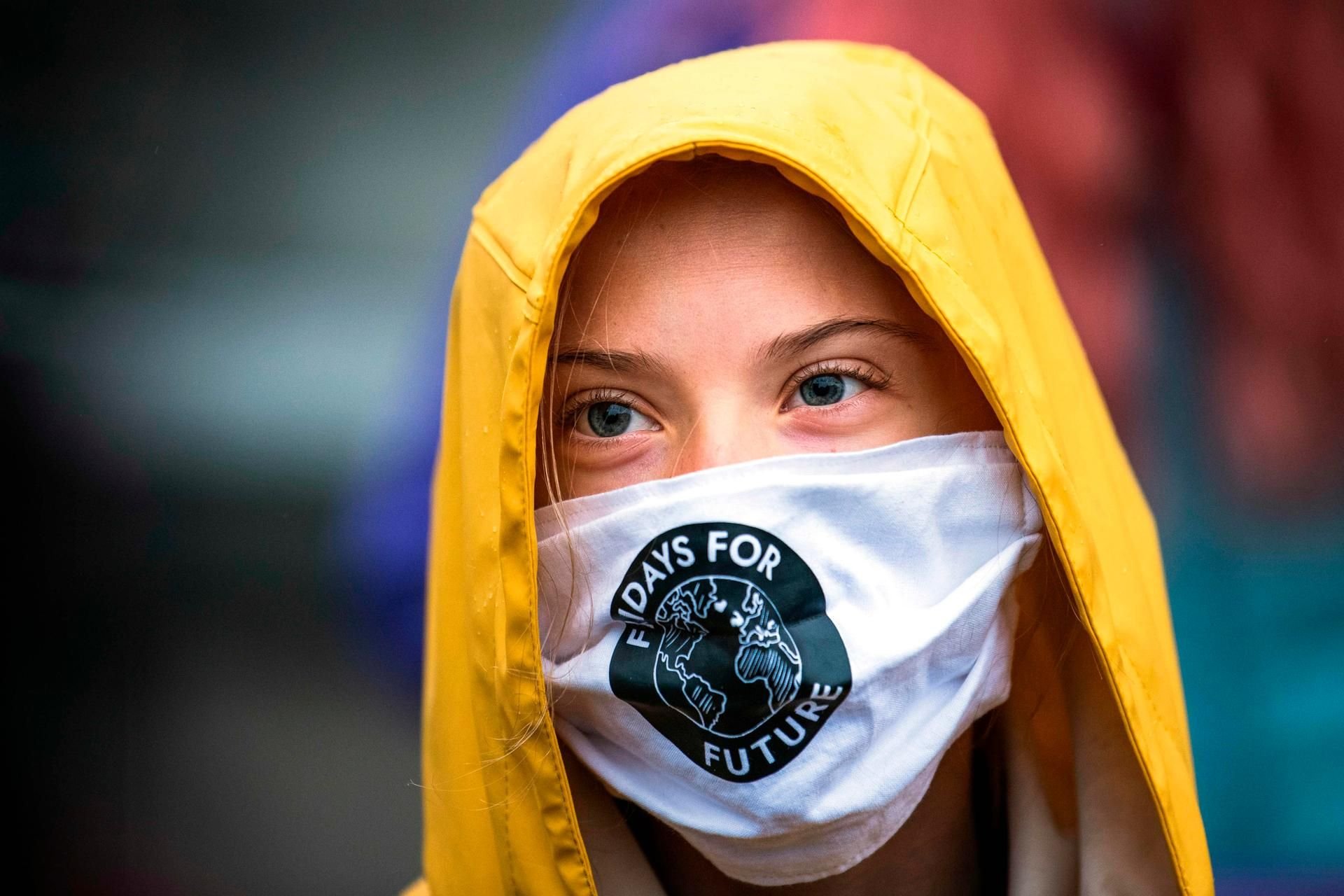 Greta Thunberg mit einer FFF-Maske.