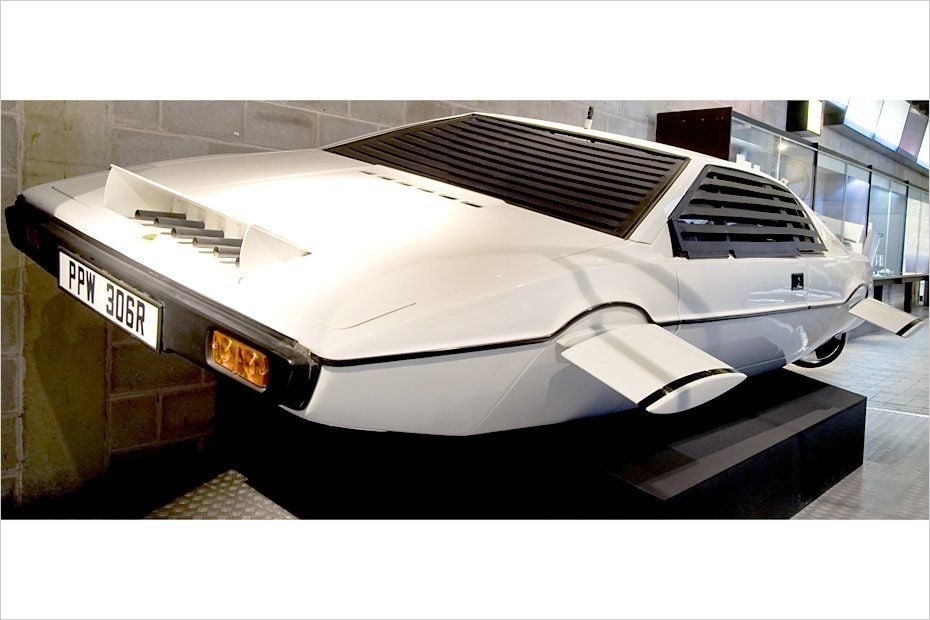 Während Bond 1977 im Film „The Spy Who Loved Me" (Der Spion, der mich liebte) seinen neuen Lotus Esprit auf Sardinien ausführt, wird er von Bösewichtern bis auf einen Pier gejagt. Anstatt anzuhalten, fährt Bond direkt ins Meer. Der 160 PS starke Lotus zieht die Räder ein und fährt Flossen aus, wodurch er sich in ein U-Boot verwandelt.